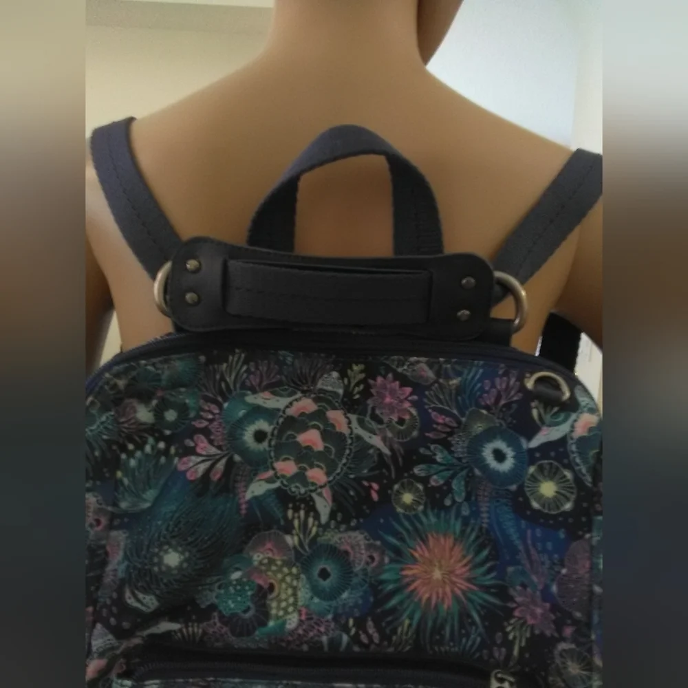 BNWOT SAKROOTS Floral Blue Backpack 5 OUTER PKTS ADJ. STRAPS (REG. SIZE) 15X13X5 - Picture 6 of 13